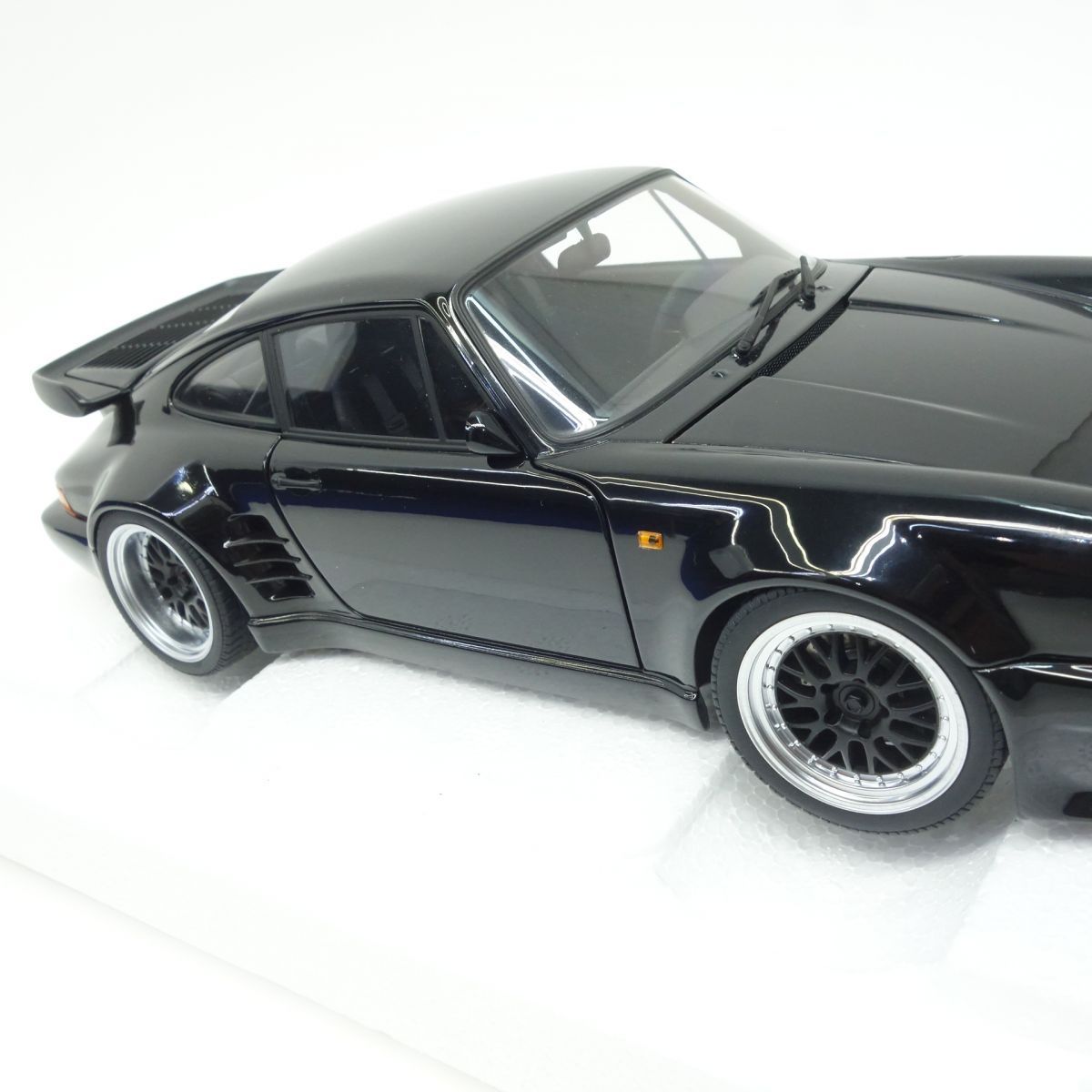 オートアート 1/18 ポルシェ 911 (930) ターボ 湾岸ミッドナイト