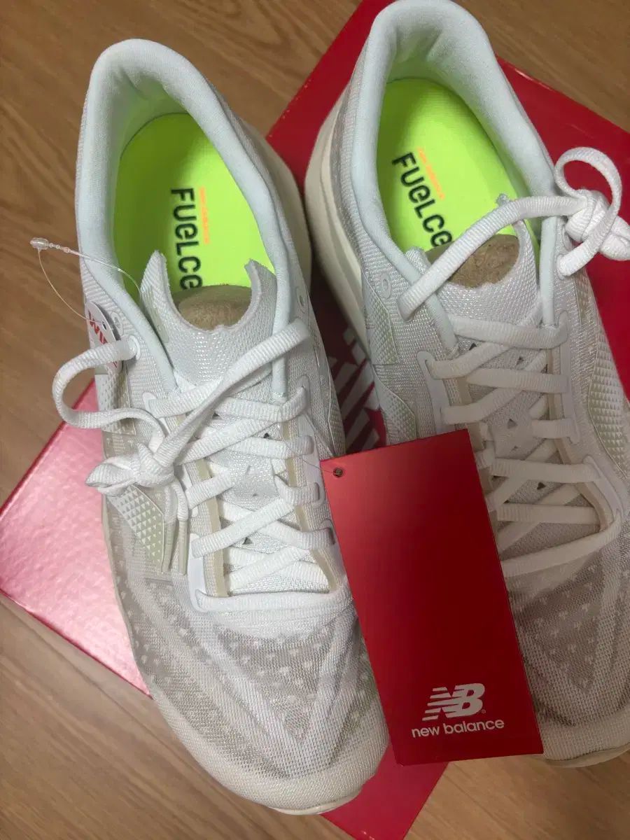 270 New Balance ニューバランス フューエルセル V4 ランニングシューズ