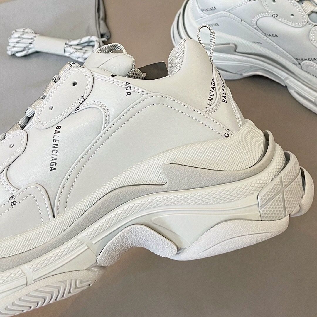 男女兼着 BALENCIAGA バレンシアガ Triple S スニーカー