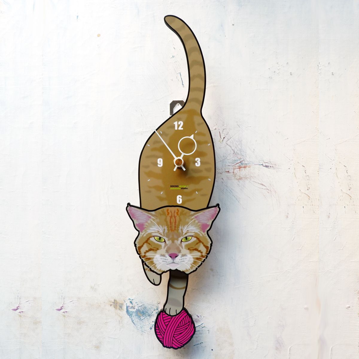 ふるさと納税 茶トラ-猫の振り子時計 （手に持たせるものを15種類の中から選べる）C-CC-054A 岡山県西粟倉村 お買い物マラソン期間はP10倍！猫時計 振り子時計