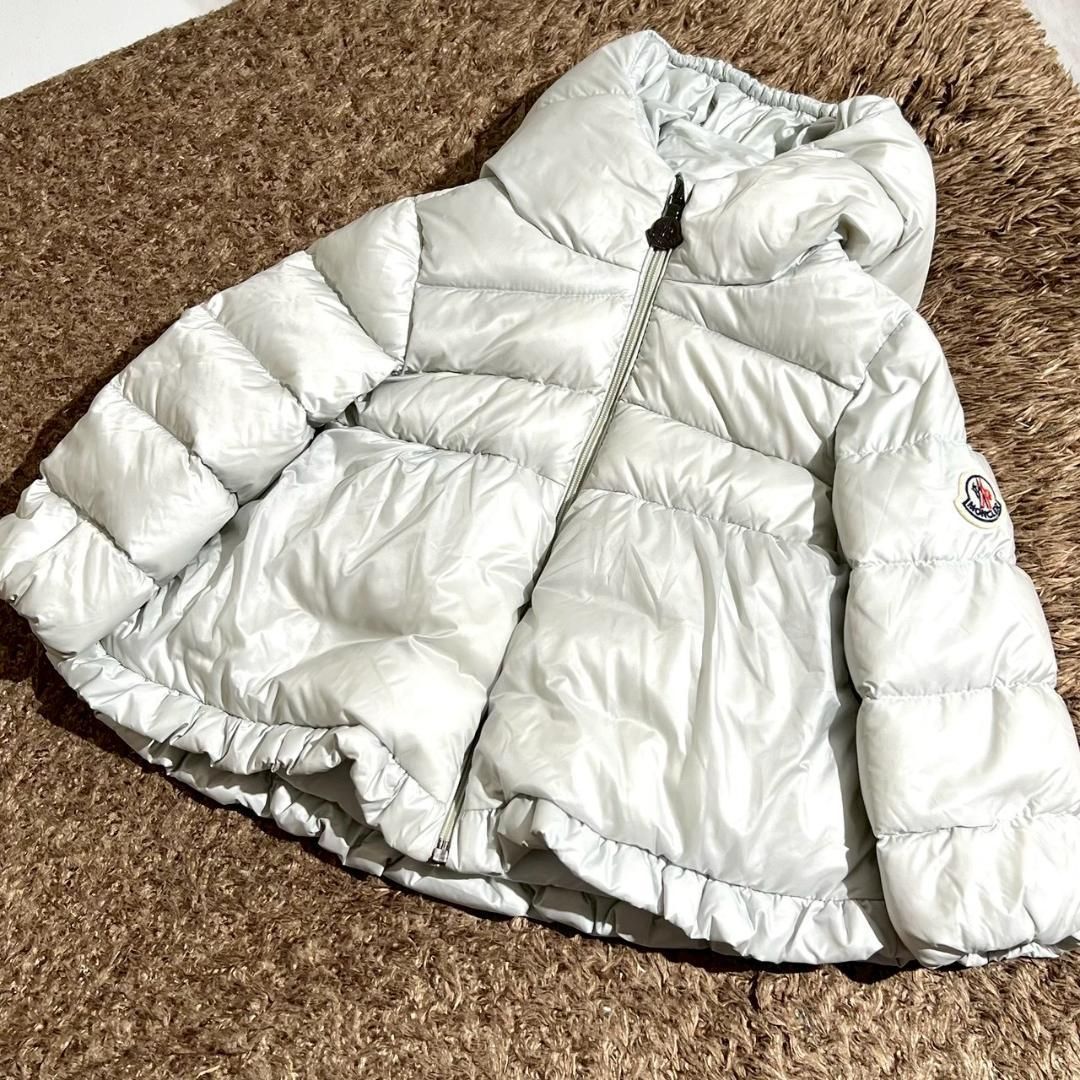 人気 MONCLER モンクレール ODILE ロゴワッペン フリルダウンジャケット キッズ コミックタグ アニメ ダウンコート フード フーディ キッズ女の子 ライトグレー 9|12 mesi 76cm