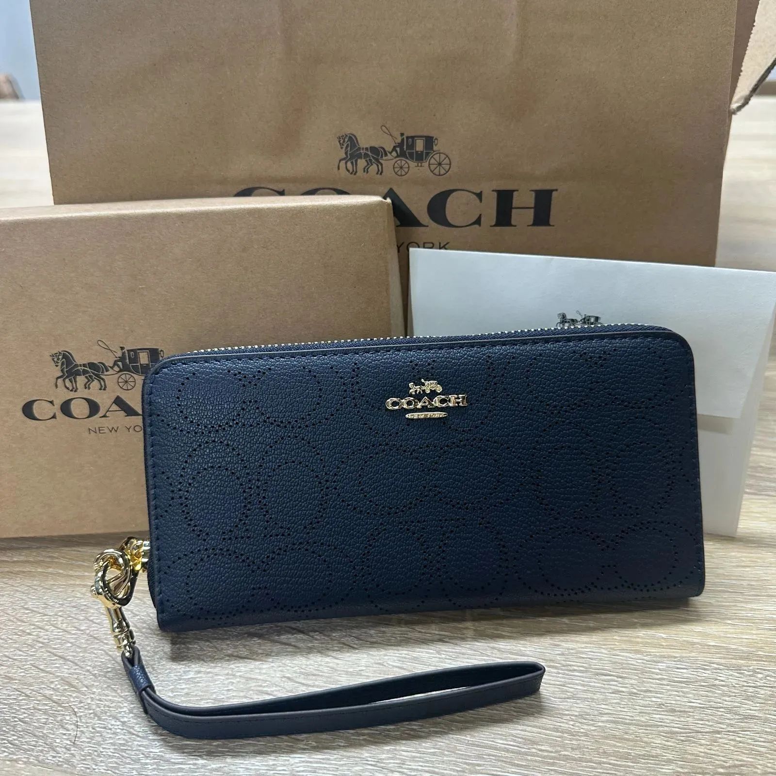 コーチ COACH レディース 長財布 シグネチャー柄 ストラップ付き アウトレット 新品未使用 贈り物に最適 - メルカリ