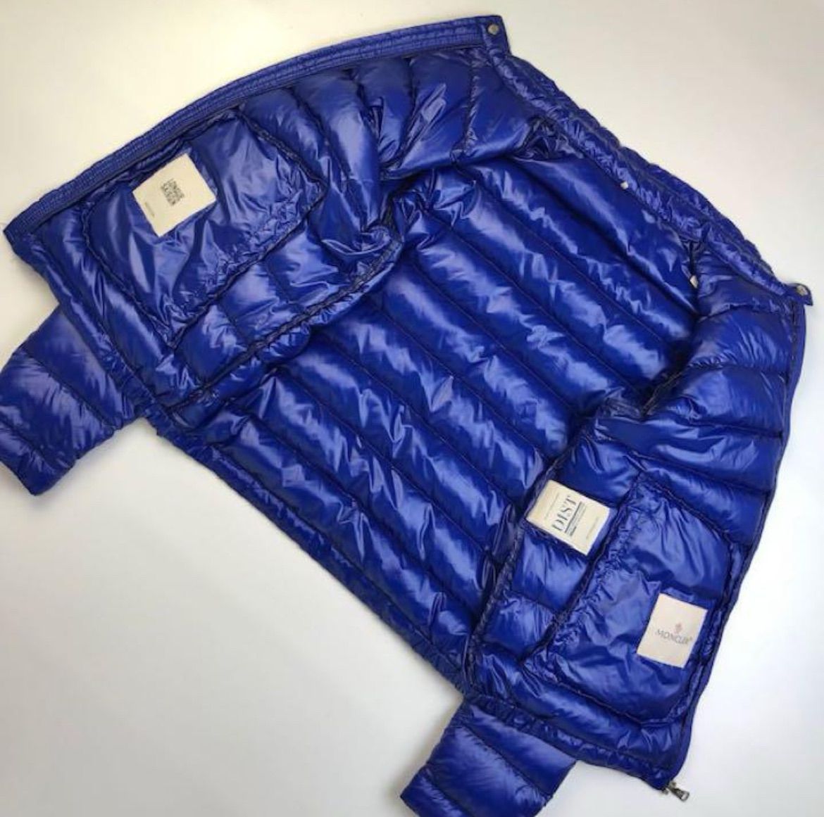 【即完売】モンクレール ACORUS ライトダウンジャケット ワッペンロゴ モンクレール メンズ ライトダウン MONCLER ナイロン ブランド