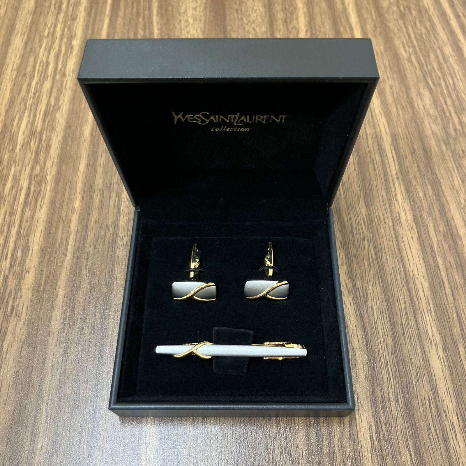 ✨美品✨　Yves Saint Laurent カフス　タイピン　セット　YSL ✨美品✨YSL ネクタイピンとカフスのセット イブサンローラン