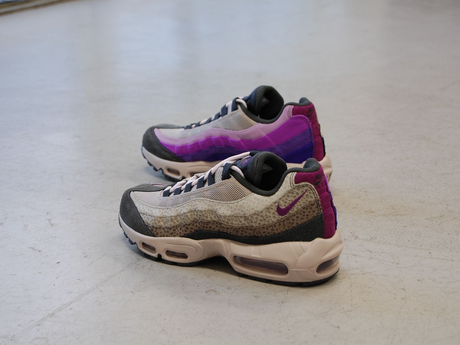 NIKE Wmns Air Max 95 Anthracite/Viotech/Ironstone ナイキ ウィメンズ エア マックス 95 サファリ  左右 色違い 非対称 SAFARI パープル ベージュ USA 海外 - メルカリ