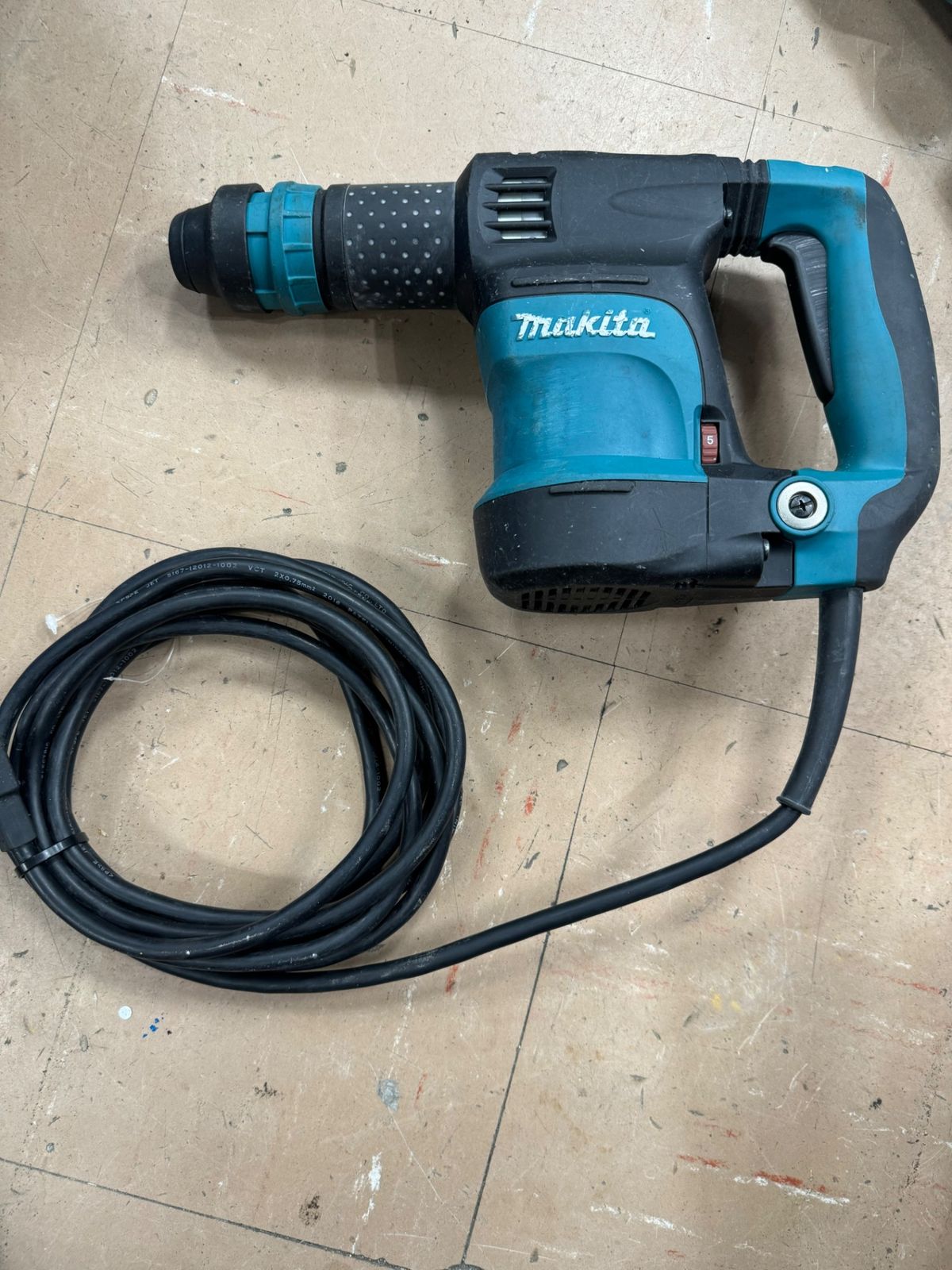 ☆マキタ(makita) 電動ケレン スタンダードタイプ HK1820【草加店】 - メルカリ