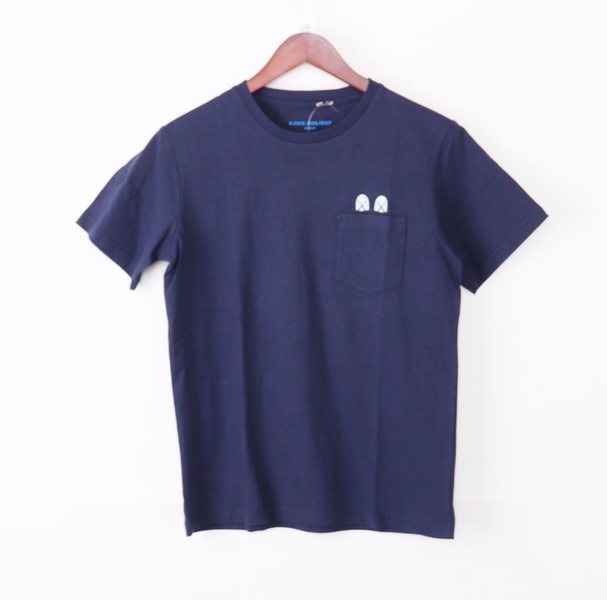 KAWS HOLIDAY JAPAN POCKET T-SHIRT ネイビー - メルカリ