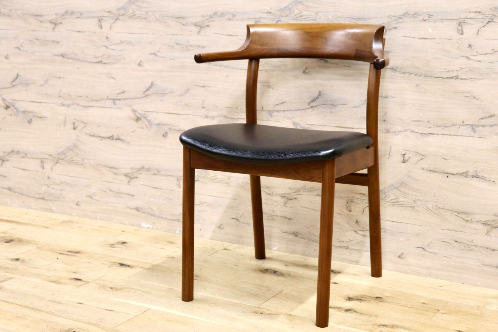 GMIK573B○ACTUS | アクタス SOUP アームチェア タイプC ダイニングチェア ウォールナット材 本革 レザー 北欧モダン 展示品 定価8.8万