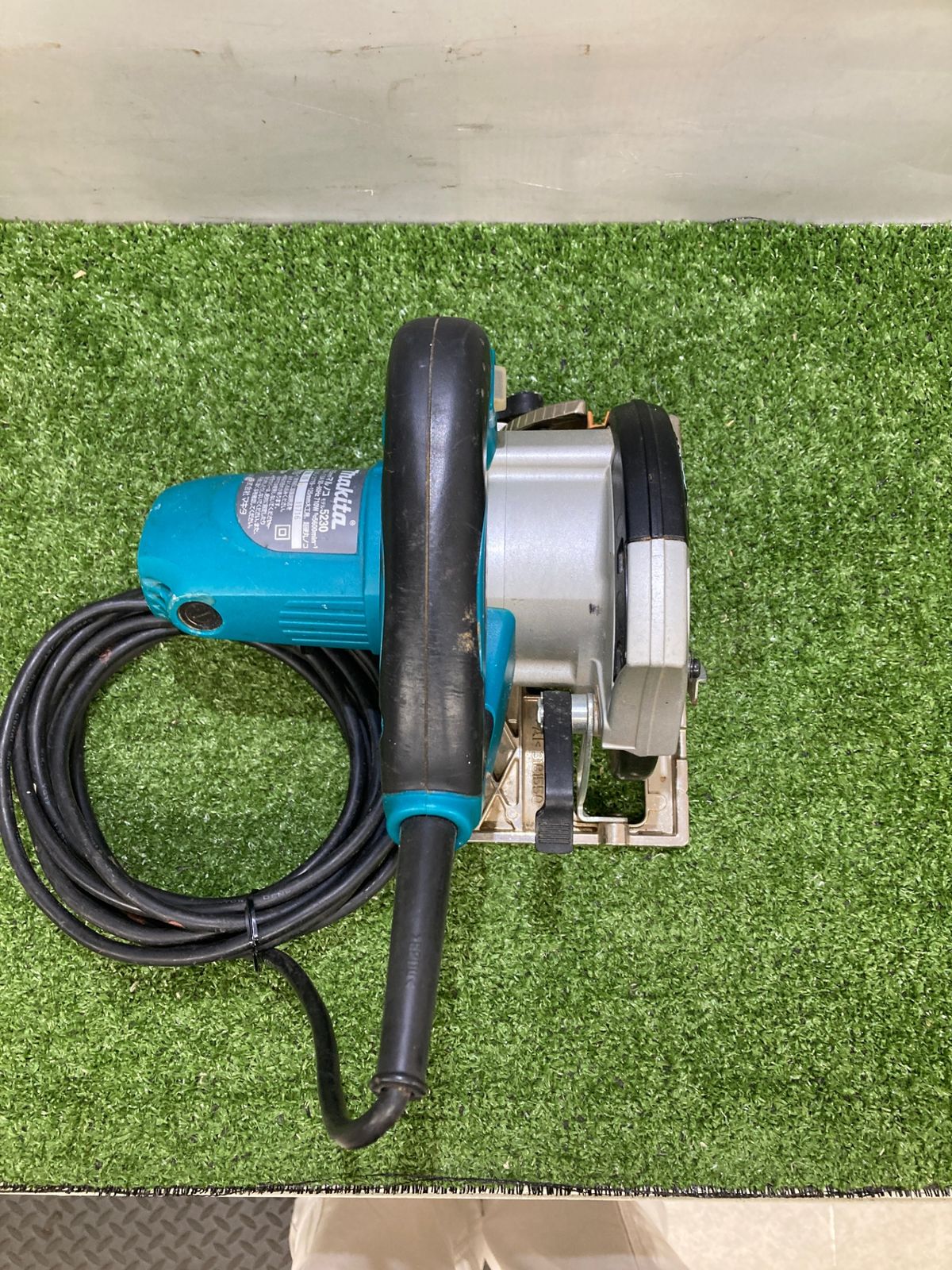 【中古品】【0921】★makita(マキタ) 125㎜電気マルノコ アルミベース 5230　ITQ6GHOLDHN0