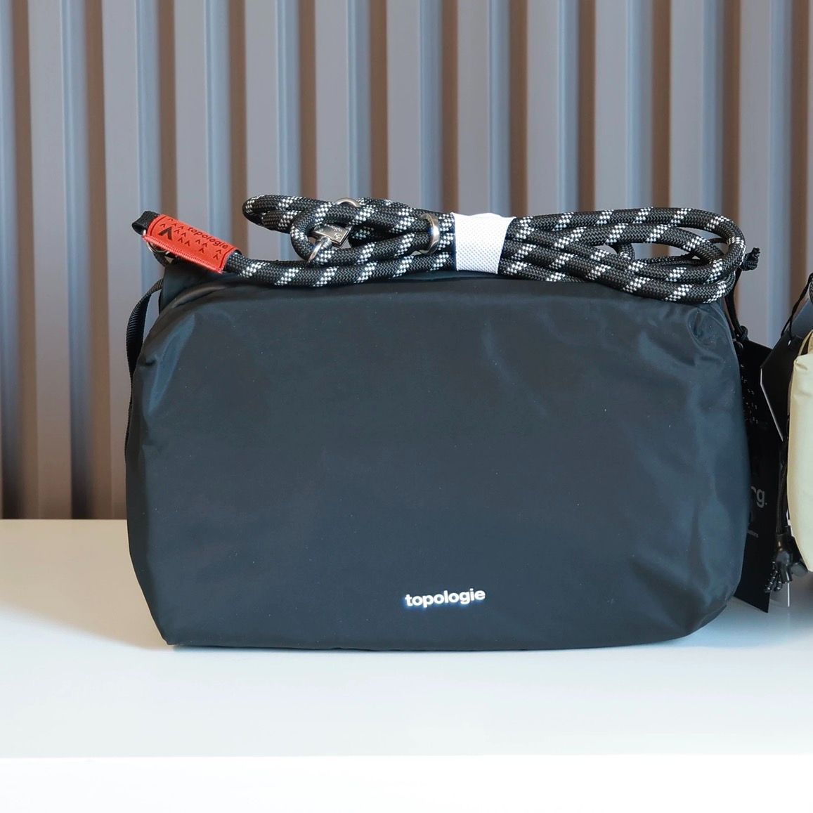topologie ボトルサコッシュ ストラップ付き ショルダーバッグ Large 2色 男女兼用