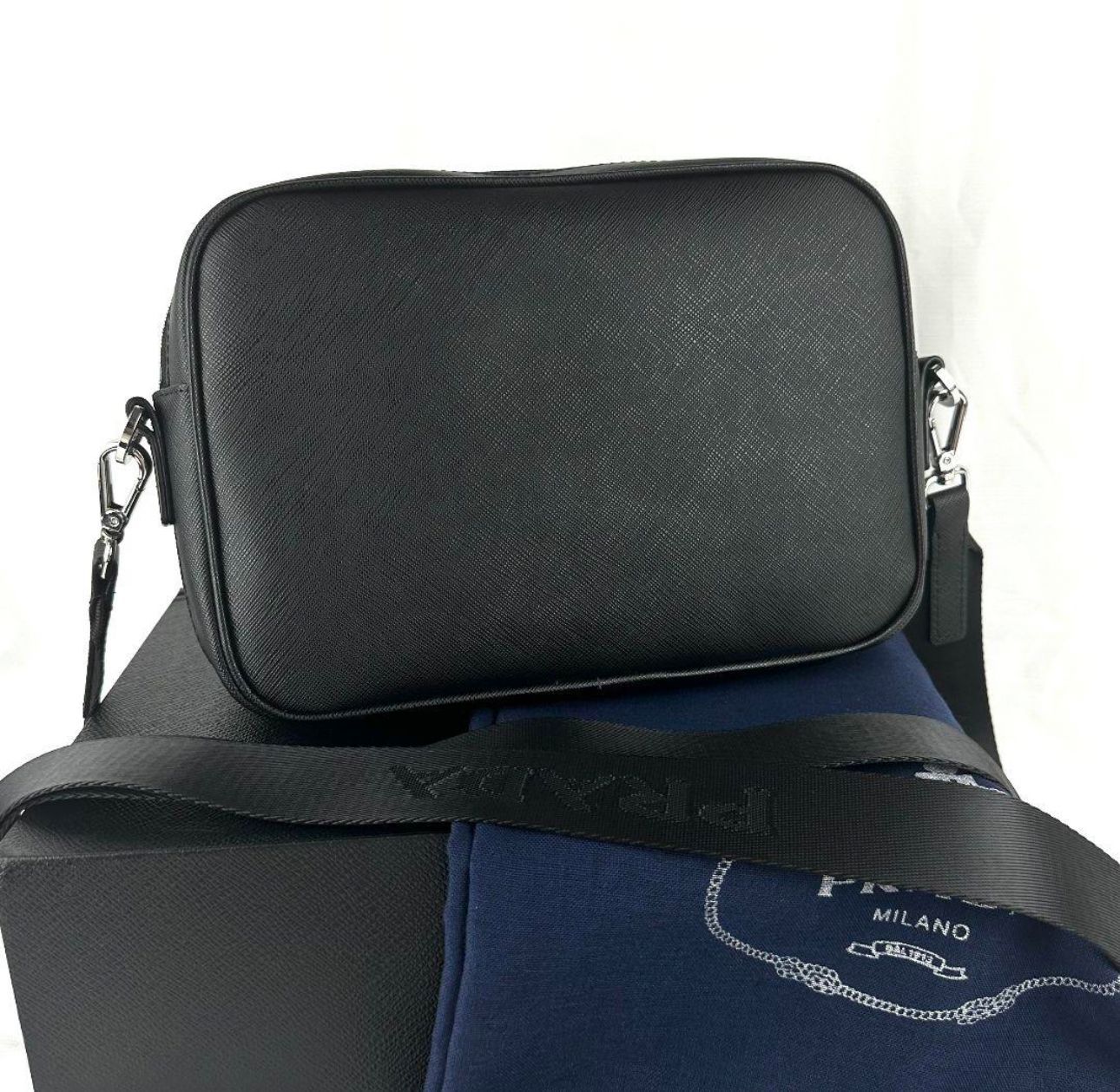 美品譲渡 PRADA プラダ 斜め掛け メンズ ショルダーバッグ - メルカリ 