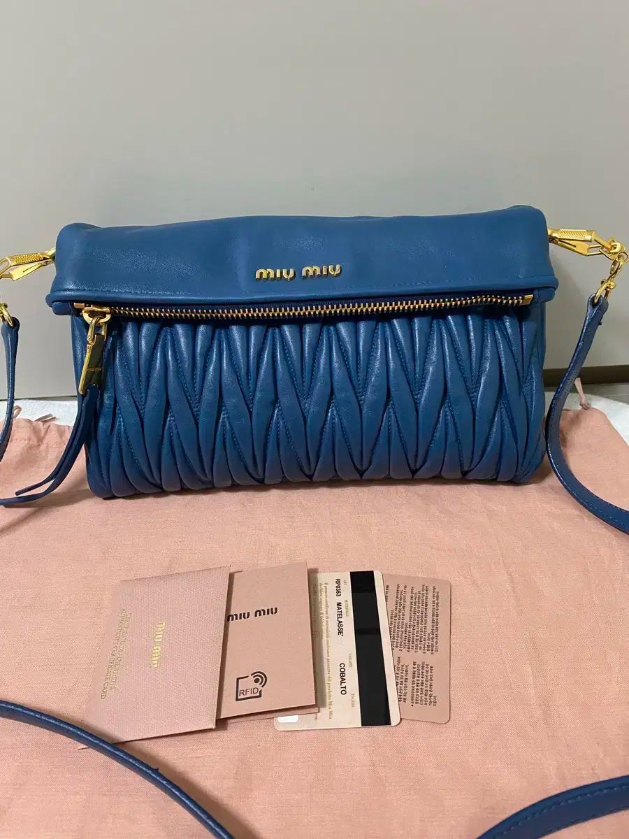 MIU MIU ミュウミュウ クロスバッグ
