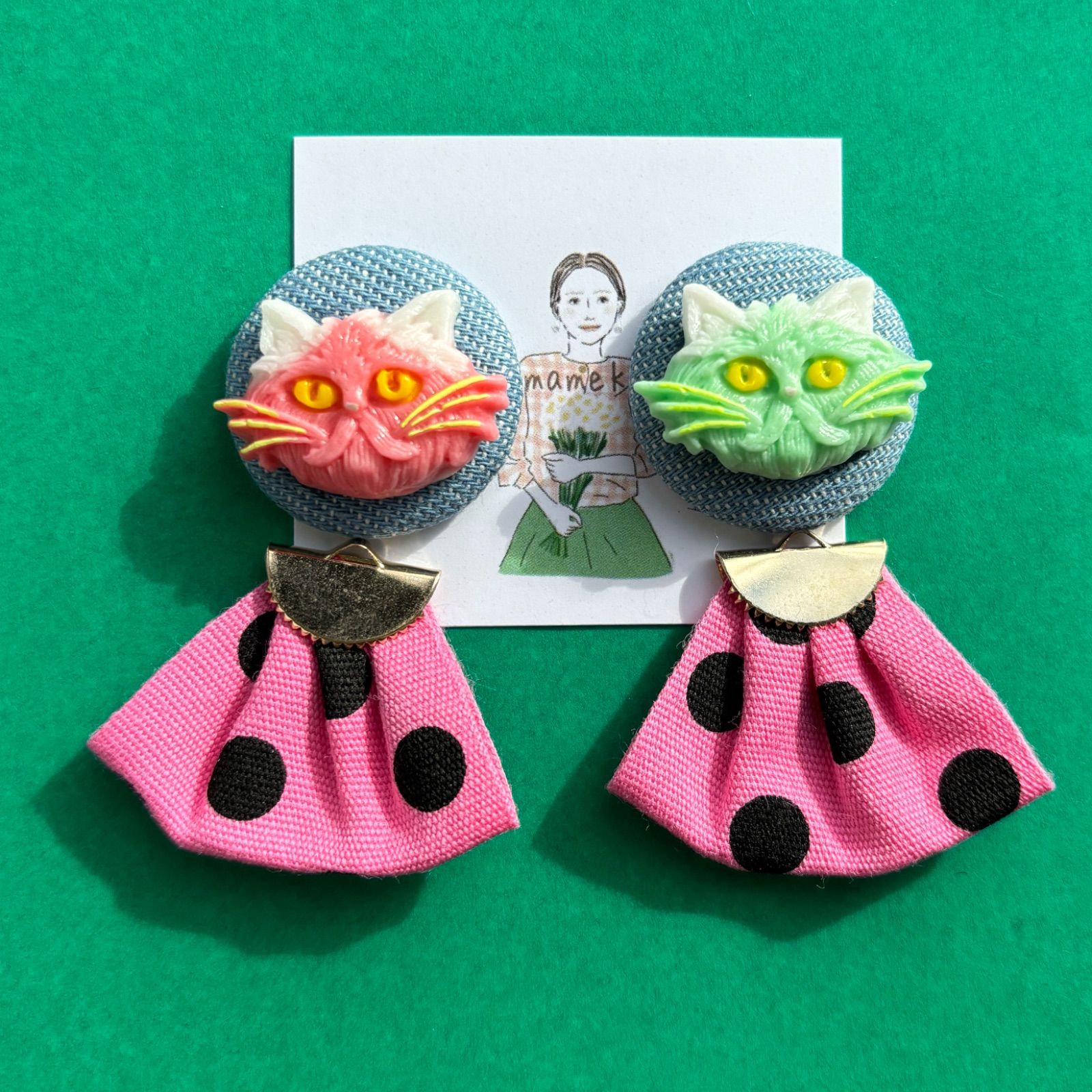 65 ラスト  樹脂粘土×猫デニムボタンとドットリボンピアス⭐️イヤリング リボン ピンク ドット ゆれる ピアス 猫 ねこ 猫の日 デニム 水玉 個性的 昭和レトロ y2k 80S カラフル くるみボタン