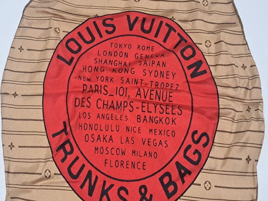 ルイヴィトン スカーフ 菱形 変形 スカーフ T&B ロゴ モノグラム ブラウン レッド シルク 100％ LOUIS VUITTON