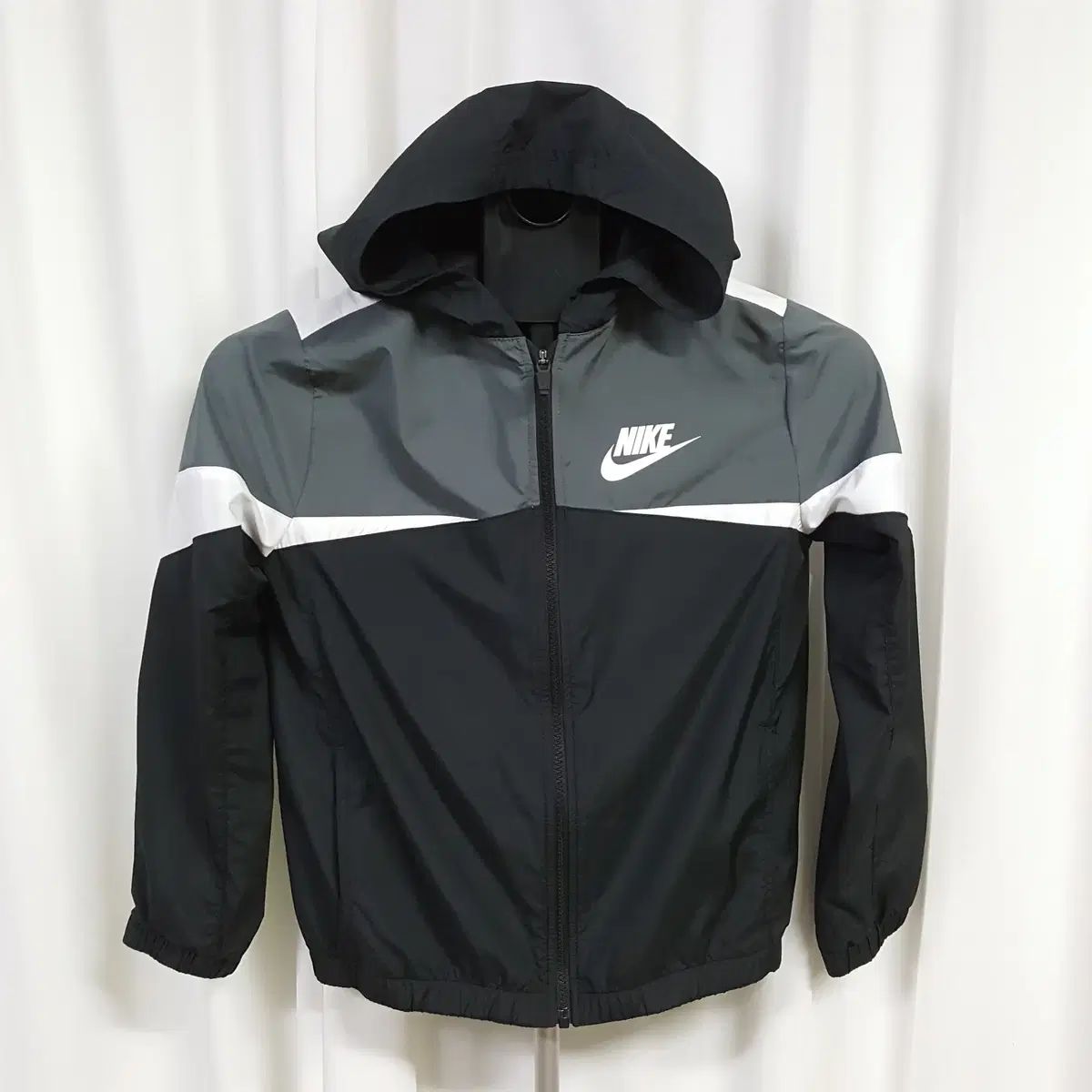 【雷市場（ポンジャン）商品韓国直送】 22 年 NIKE(ナイキ) トゥイーン ウィンドブレーカー 145 サイズ