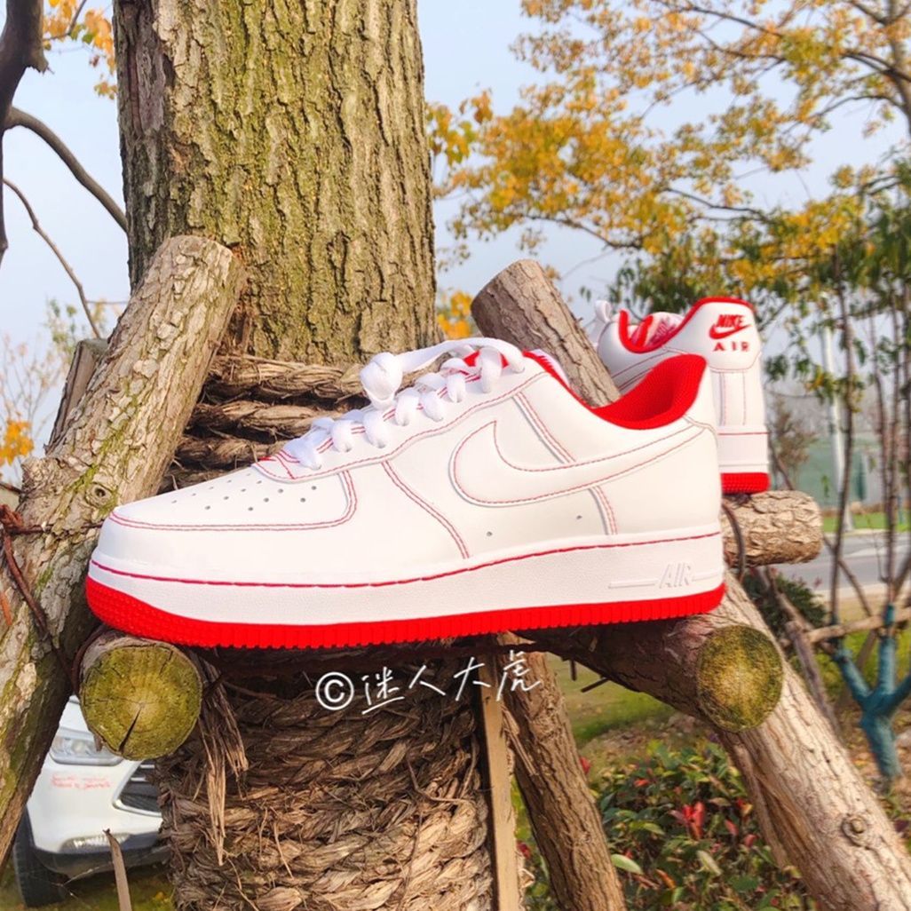 新品未使用ナイキ スニーカー エアフォースワン「ホワイト/レッド  