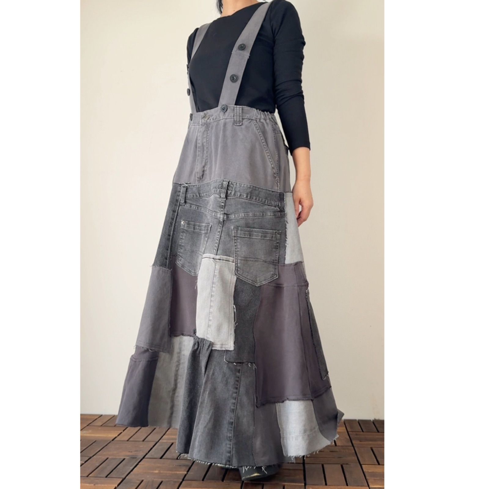 グレーの深みを重ねたアップサイクルジャンパースカート リメイクデニム