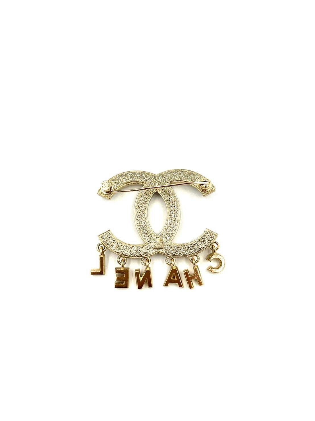 CHANEL ロゴチャームパールブローチ