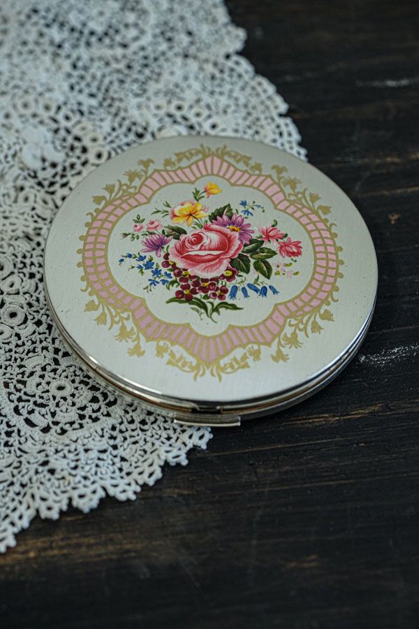 パウダー コンパクト　ストラットン　Stratton　ゴールドカラー　ヴィンテー ストラットンStrattonのシルバープレートに薔薇ペイントのパウダー