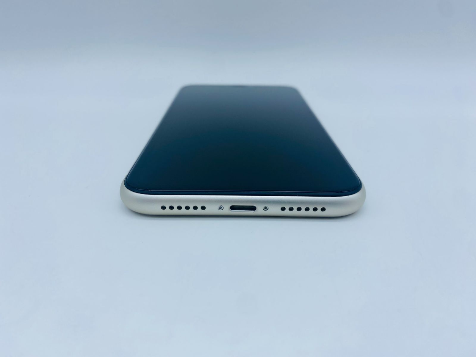 052★美品★iPhone11 128GB ホワイト/シムフリー/新品バッテリー ☆美品☆iPhone11 128GB ホワイト/シムフリー/新品バッテリー100