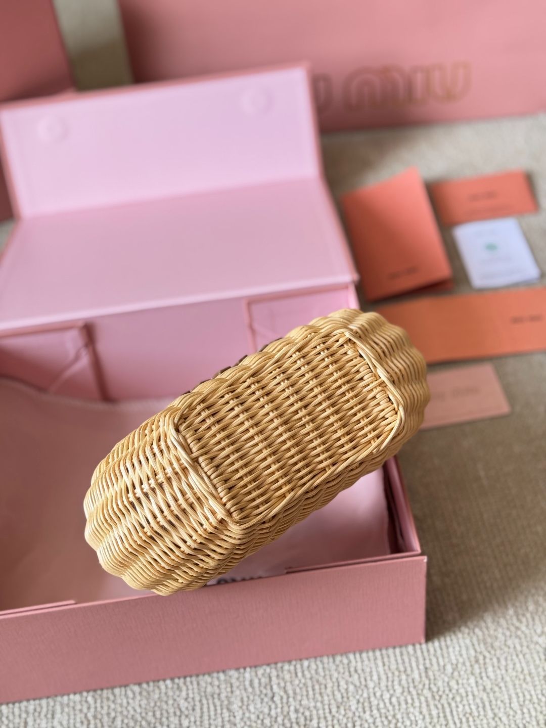 ミニバスケット【miumiu】編み込みバッグ MIU MIU ラフィア バスケットバッグ ? 23×16×7cm [本日特価|新品