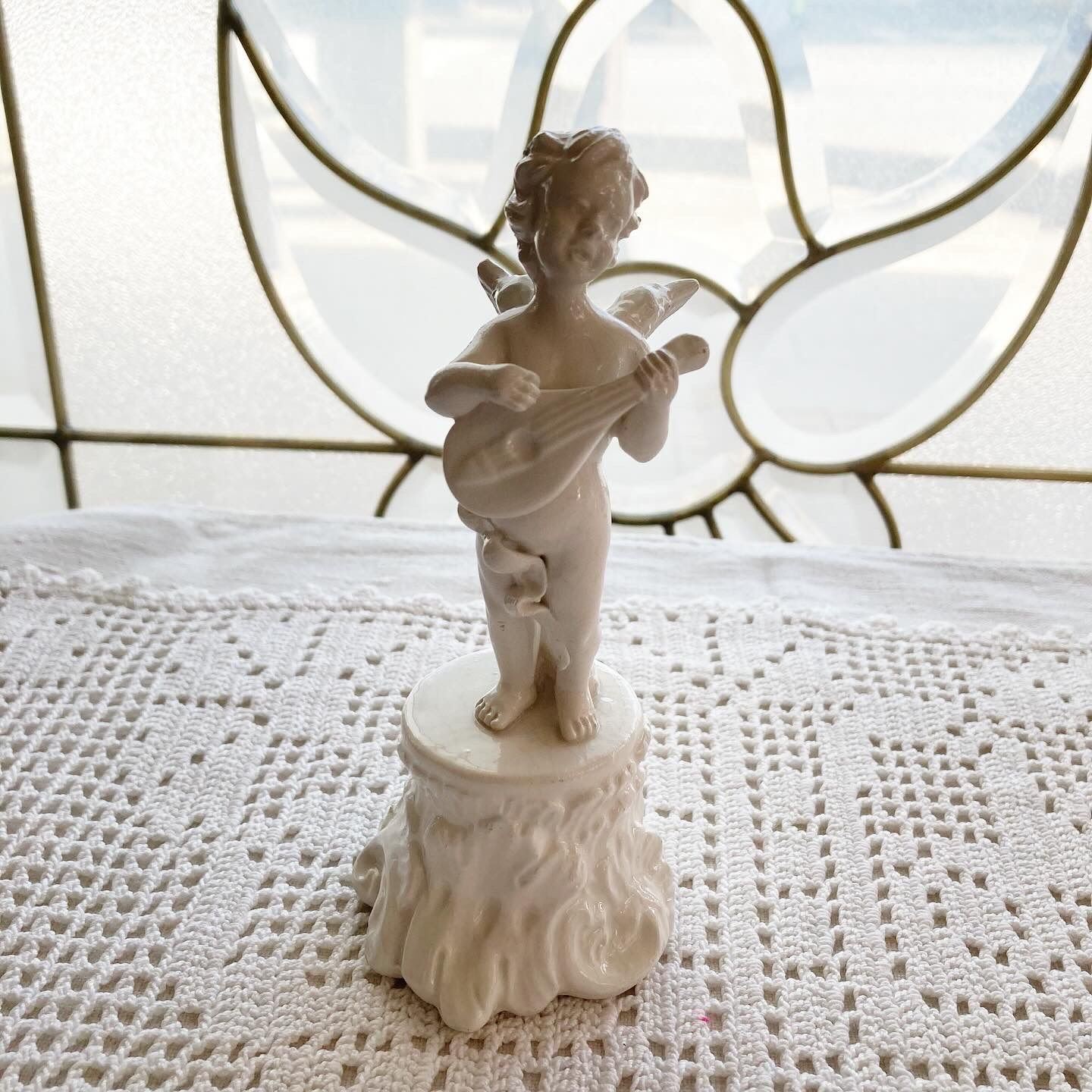 フランス直輸入】天使の愛らしい表情と繊細なディテールが魅力 陶器の