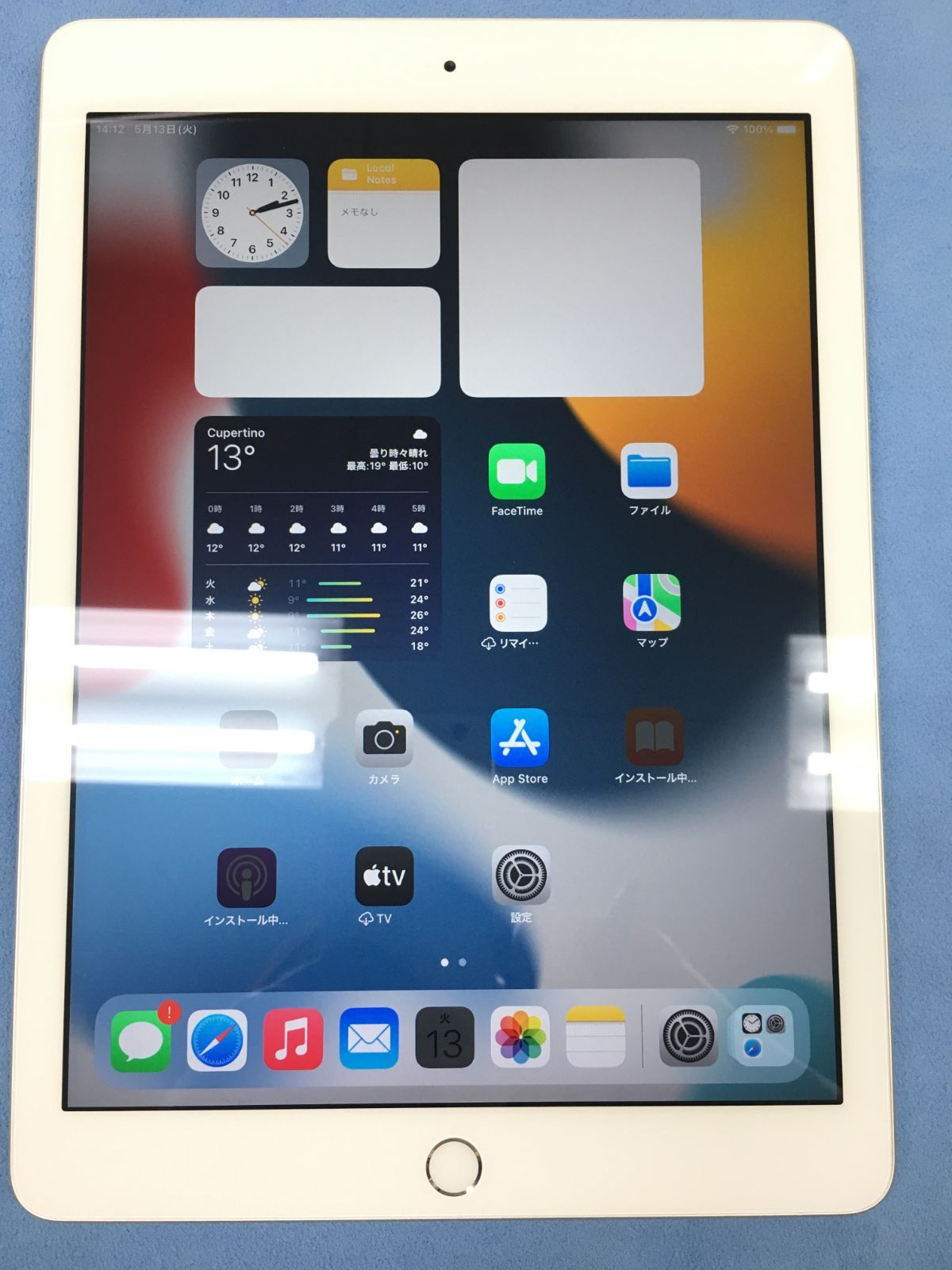 外観 Apple iPad 第5世代 Wi-Fi 32GB シルバー 液晶中央白靄