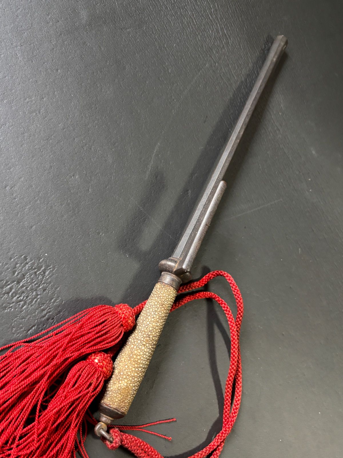 十手 鉄製 サメ皮 江戸時代捕物道具 約35cm フサ付き j62101 【公式通販】