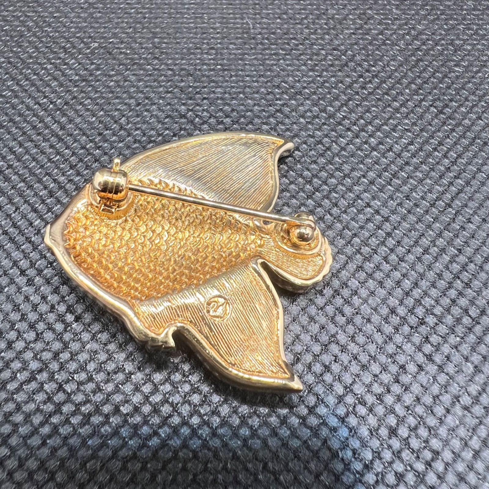 スワロフスキー SWAROVSKI ブローチ コサージュ 魚 フィッシュ - メルカリ