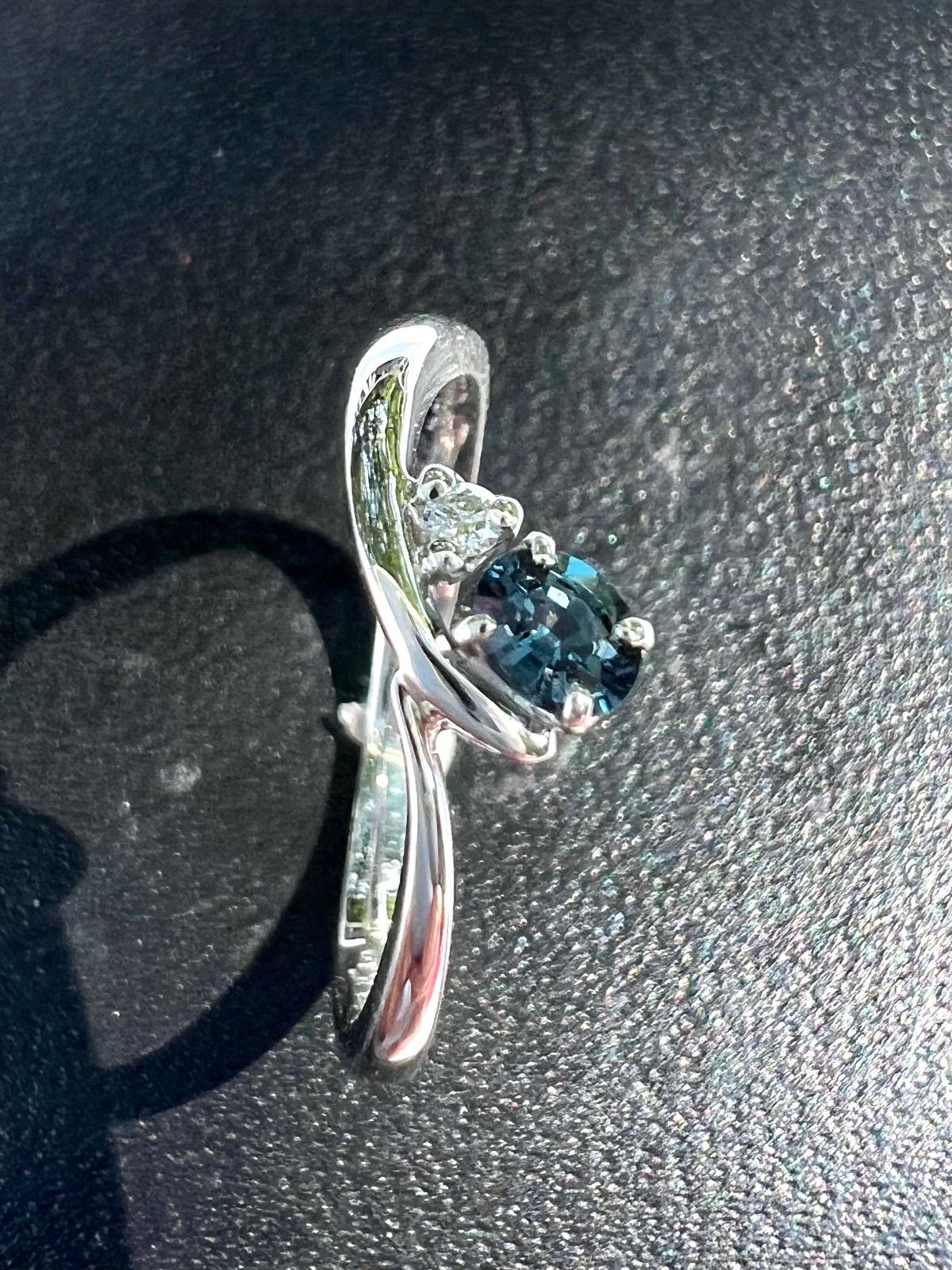 Pt900カラーチェンジガーネットダイヤモンドリング『まるで