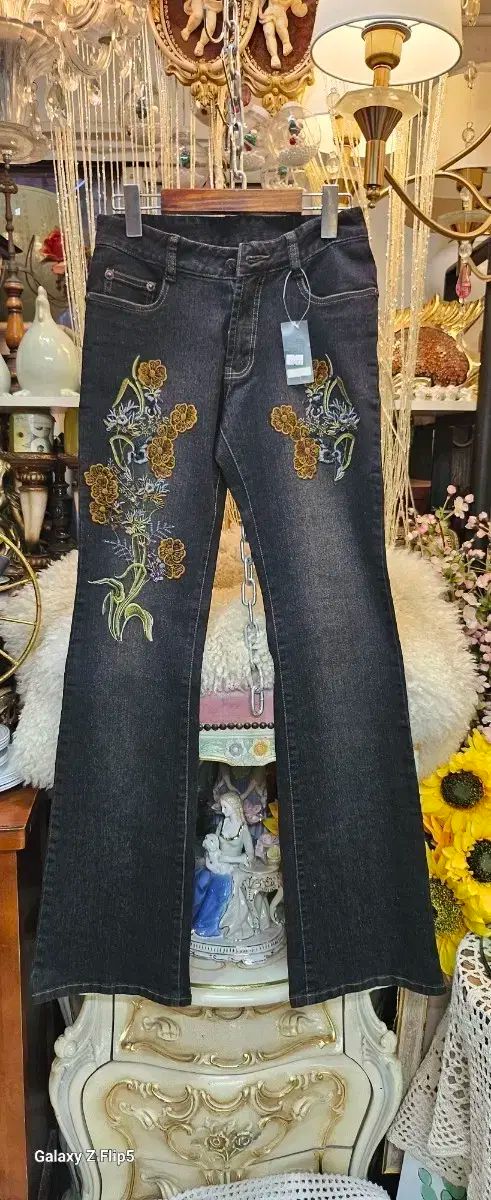 ヴィンテージ フラワー 刺繡 デニム 新品のパンツ