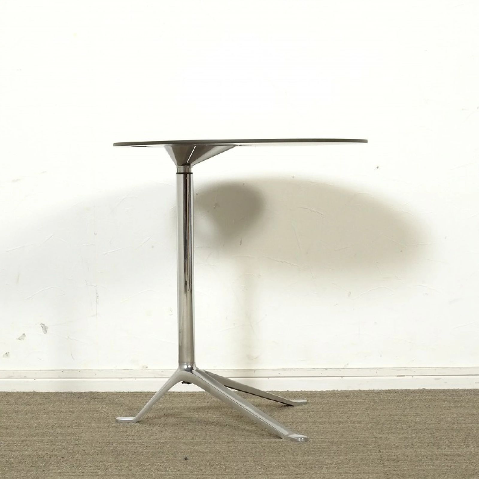 ◾︎SELUNO◾︎ 展示 FRITZ HANSEN フリッツハンセン LITTLE FRIEND | リトルフレンド サイドテーブル 高さ調整機能付 | ブラックラミネート天板 21万 v681