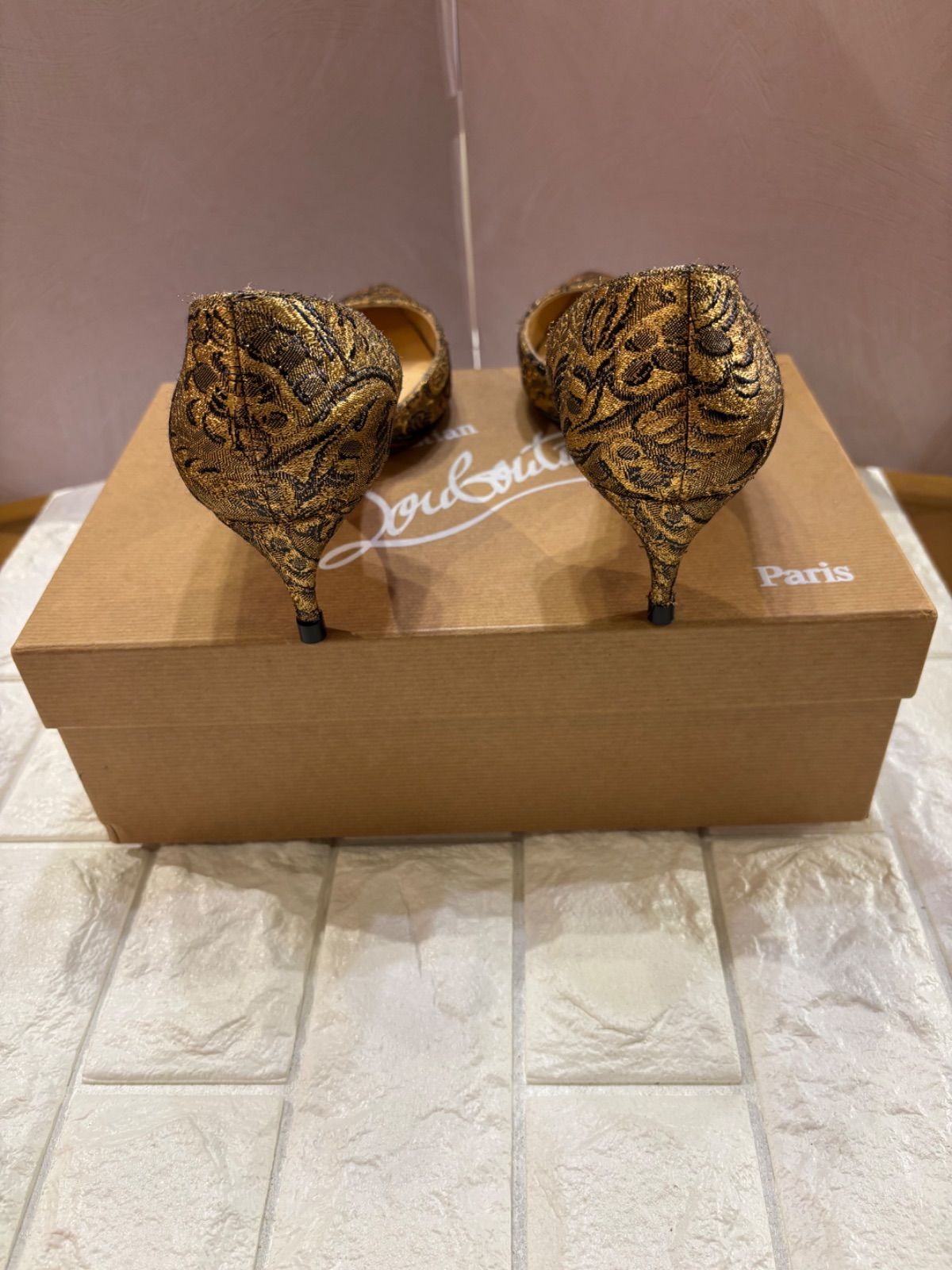 美品クリスチャンルブタンゴールド刺繍ポインテッドトゥ