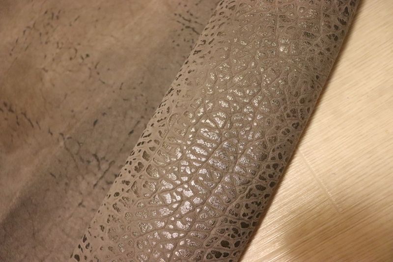 店頭用 アッシュグレー 238ds クロム革 牛革 イタリア レザー エンボス加工 はぎれ 一枚革 レザークラフト 革 皮 本革 diy 生地 材料