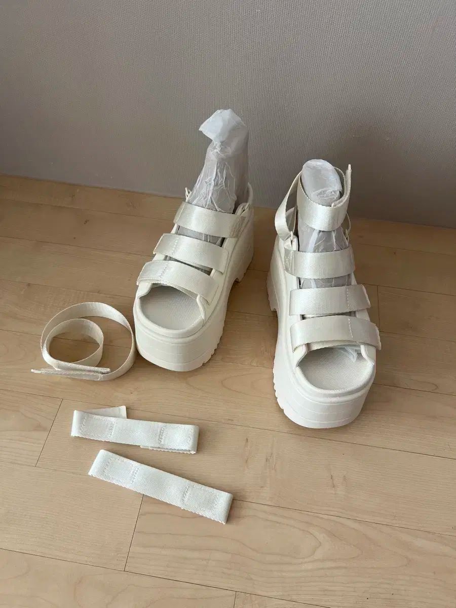 UGG UGG アグ ゴールデングロー ハイ フラットフォーム ストラップ スライド サンダル 250