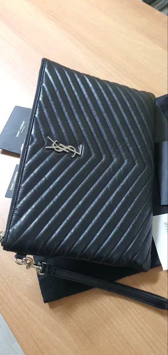 4*2様 イヴ サンローラン 【YSL】レザー バッグ シルバー クラッチ