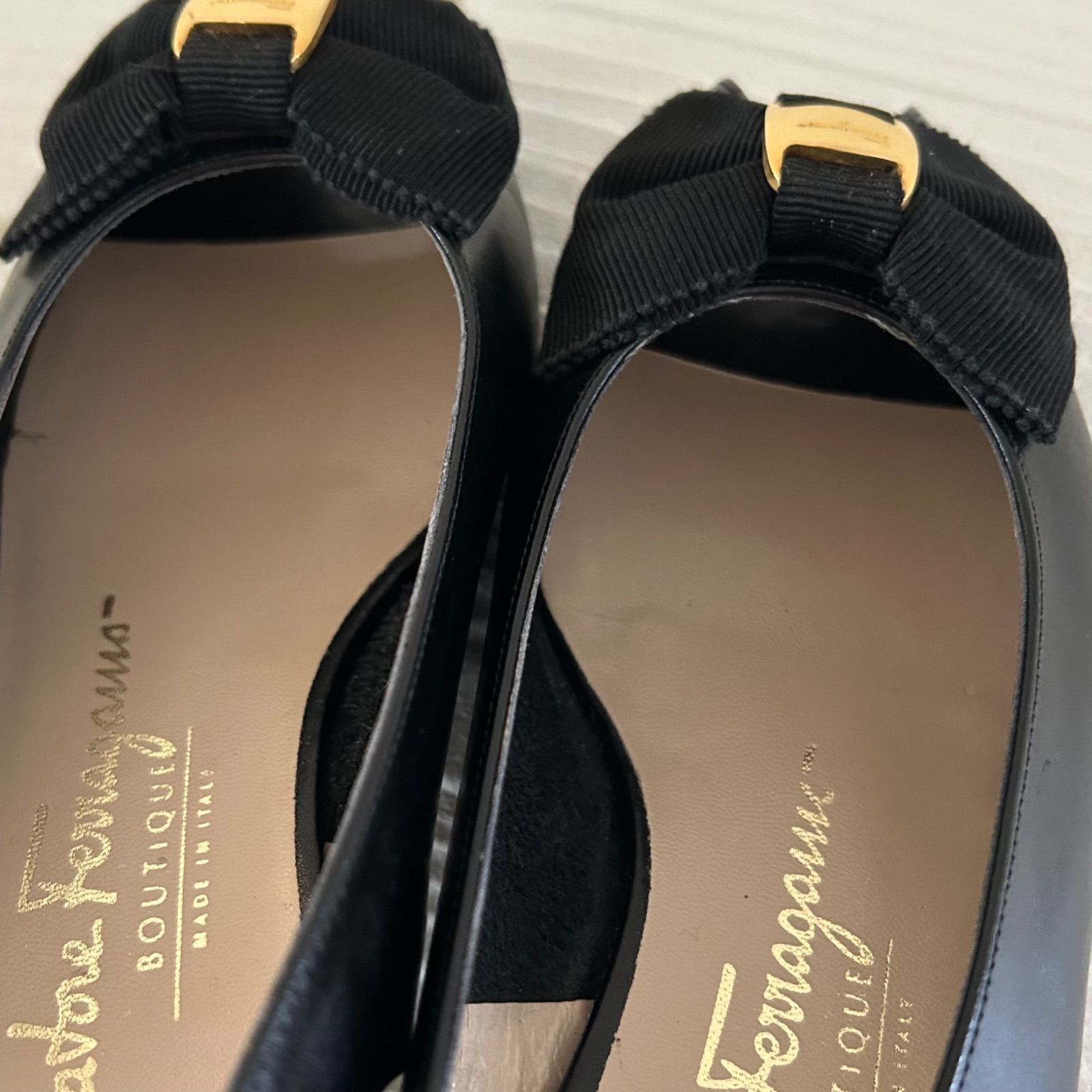 250○ Ferragamo 黒 リボン付きオープントゥサンダル 6 Salvatore Ferragamo サルバトーレフェラガモ ヴァラ オープン