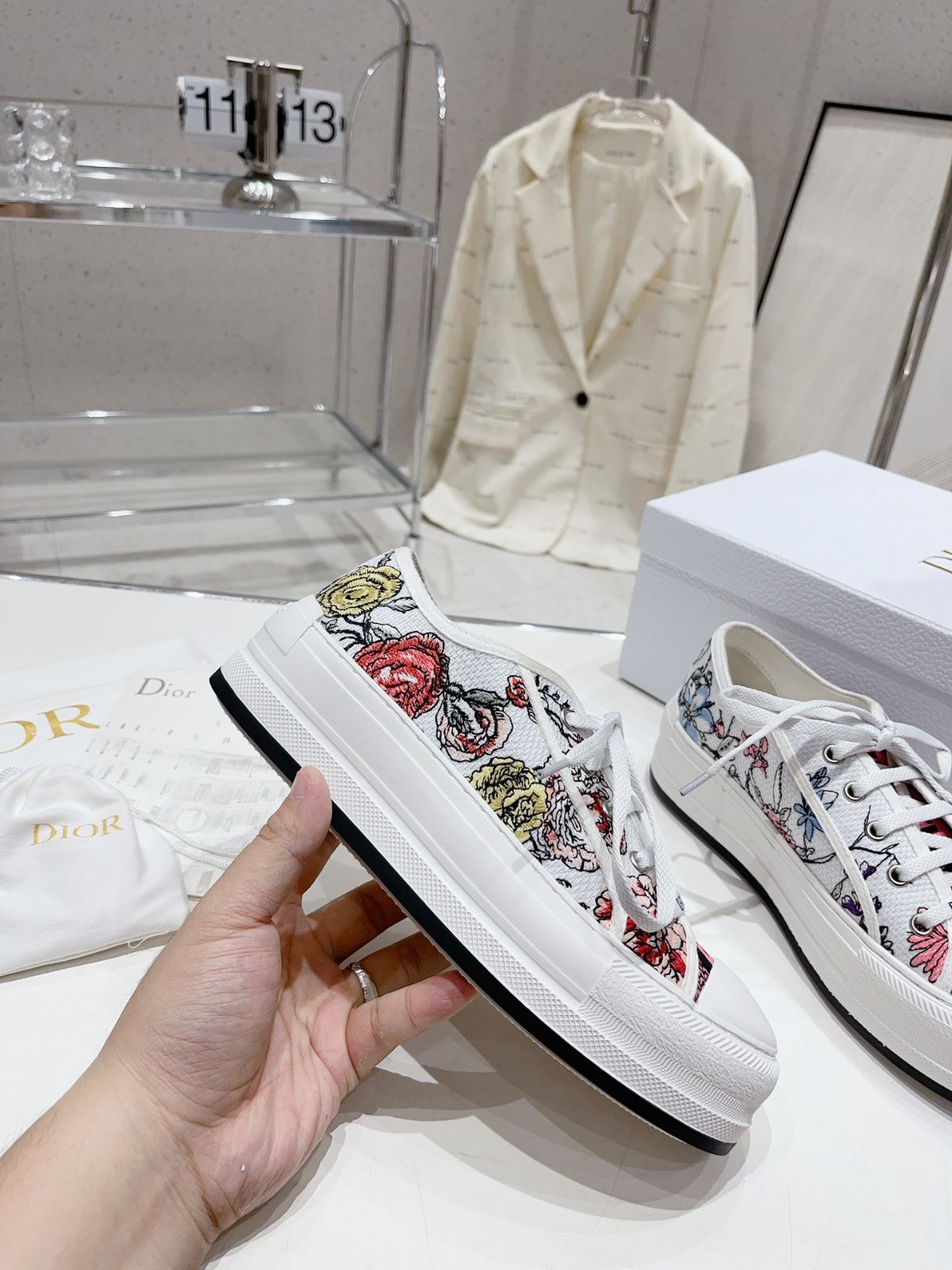 Dior☆スニーカー ロゴ フリンジ キャンバス 厚底タイプ 軽量♪ ディオール 厚底キャンバスのカジュアルなスニーカー-1 - メルカリ