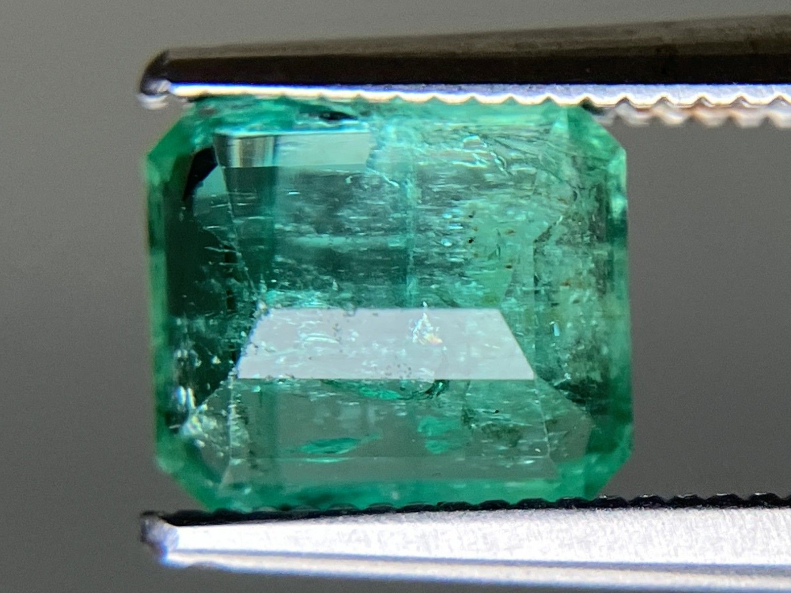 エメラルド 天然 1.656ct 中央宝石ソーティング付き 7.67㎜×6.70
