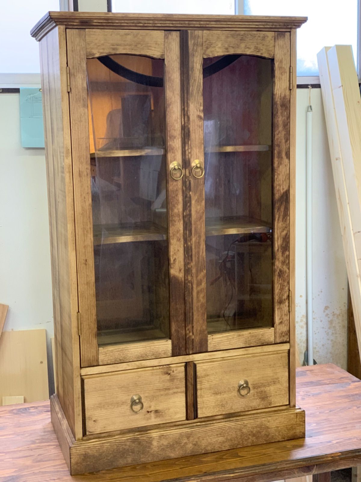 木目調　キャビネット　食器棚 アンティーク 調】ガラスキャビネット2D・食器棚 キッチンキャビネット