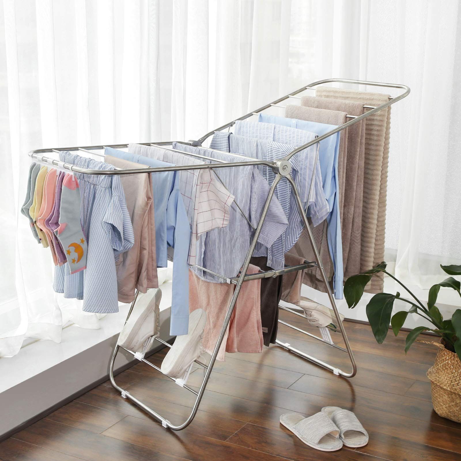 新着商品 SONGMICS 物干しスタンド 洗濯物干し室内物干し 布団干し 物干しラック 折りたためる 全体スチール製 幅144cm 組立不要 高さ調節 靴掛け付き 頑丈 LLR51SV