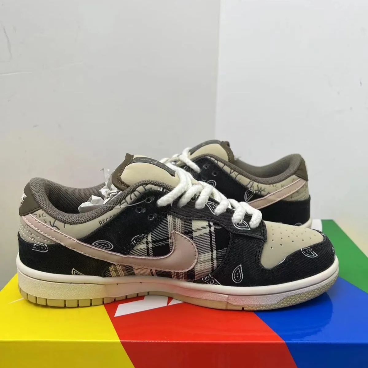 新品未使用ナイキ Travis Scott x Nike Dunk SB スニーカー