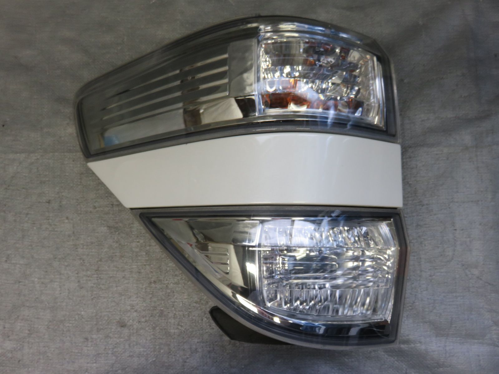 ランドクルーザー250 ZX プロジェクター式3眼LEDヘッドライト