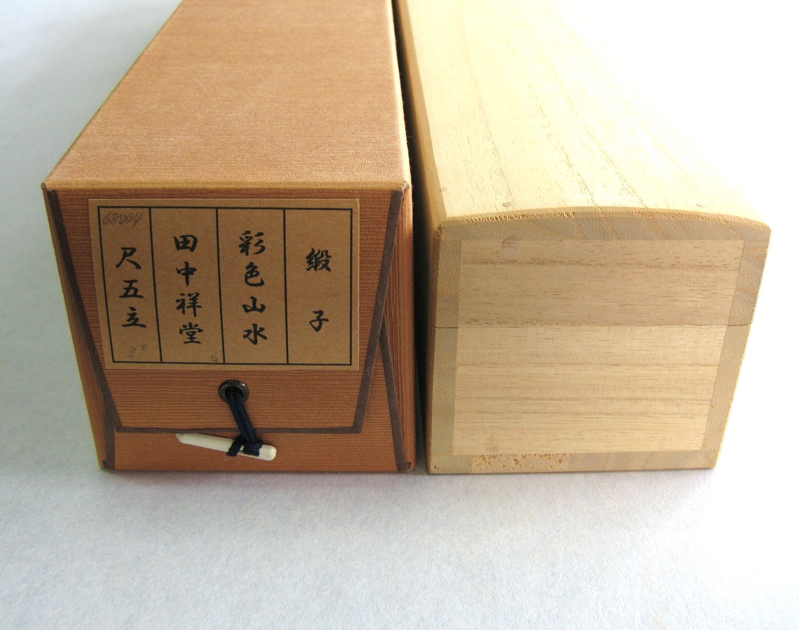 【特価掛け軸】彩色山水(夏の海の風景)◆田中祥堂 (真筆・新品)共箱・タトウ箱付 特価軸】掛け軸 彩色山水(夏の海の風景)◇田中祥堂 (真筆・新品