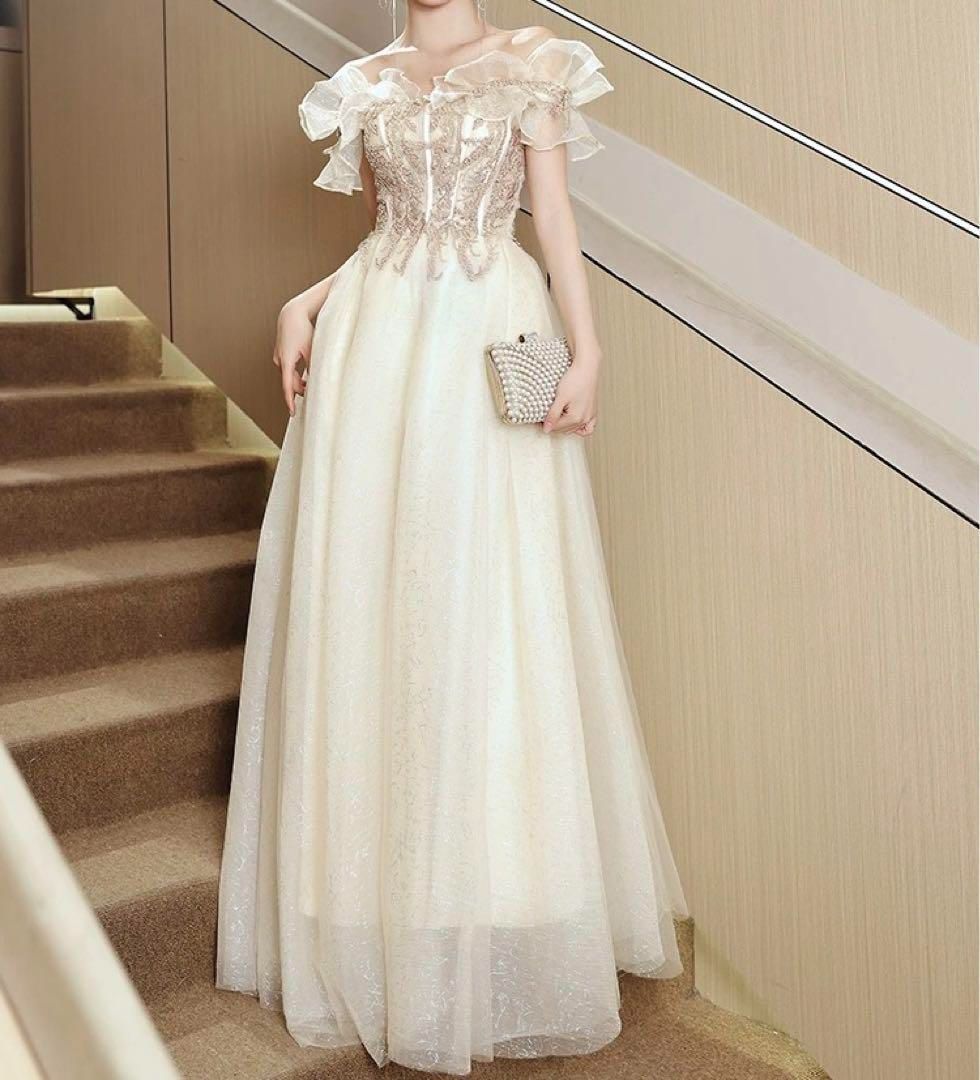 オシャレなデザインにフリルのオフショルのイブニングドレス
