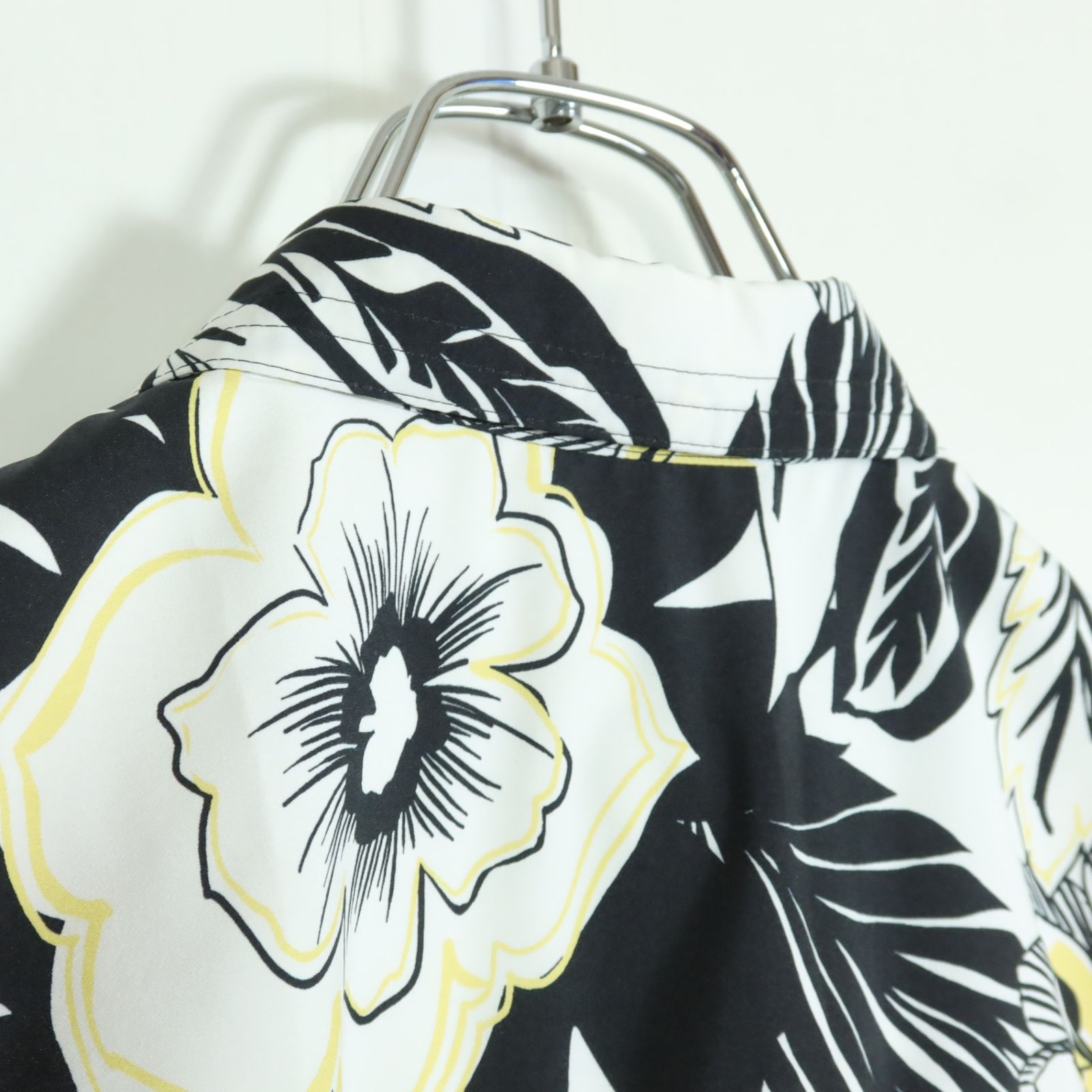 【美品！】インゲボルグ★ノースリーブカットソー ダイヤ風くるみボタン 花柄 サイズ3(9号) 白×黒×黄系 z13745 美品！】インゲボルグ☆ノースリーブカットソー ダイヤ風くるみ