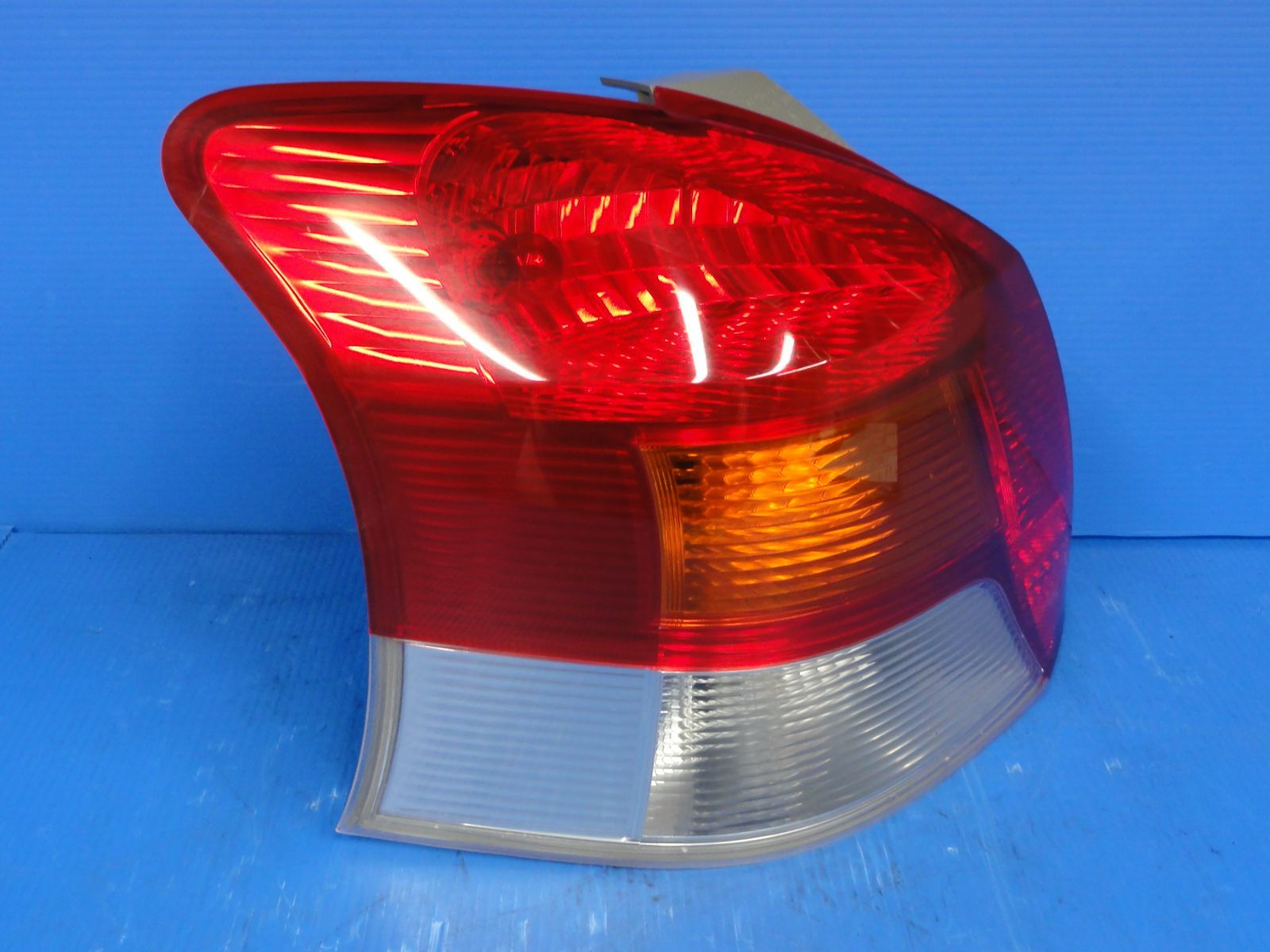 ヴィッツ DBA-NCP91 左テールランプ KOITO 52-144 ヴィッツ DBA-NCP91