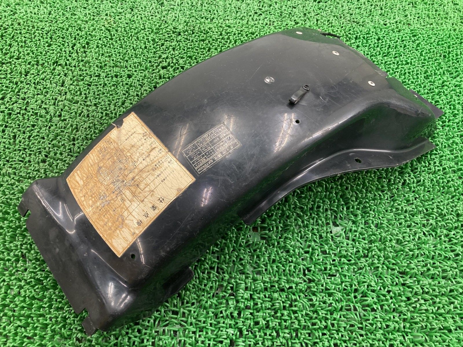 GPZ1100 インナーリアフェンダー 35023-1043 カワサキ 純正 中古 バイク 部品 割れ欠け無し 修復素材に ノーマル戻しに そのまま使える 74 GPZ1100 インナーリアフェンダー 35023-1043 カワサキ 純正 バイク