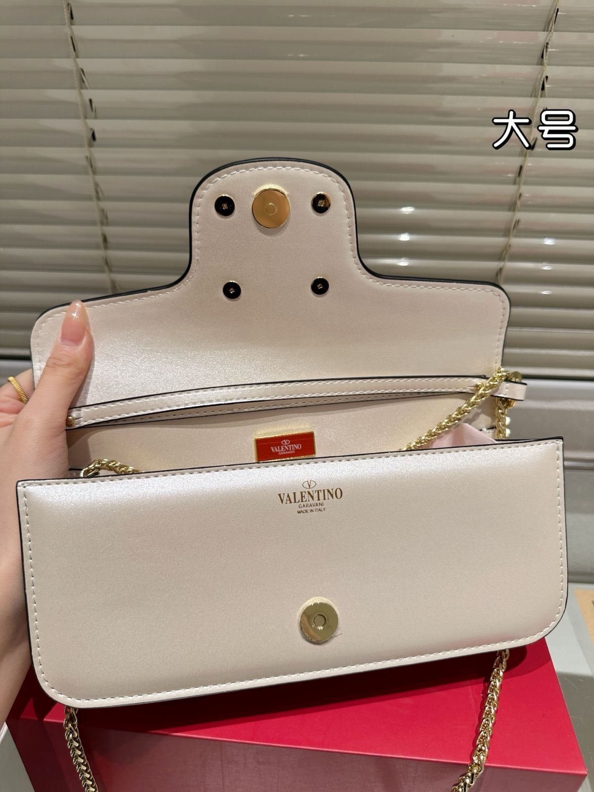 関税送料込み- VALENTINO VLOGO LOCO ショルダーバッグ Valentino Garavani LOCO VLOGO V Logo Beaded Embellished