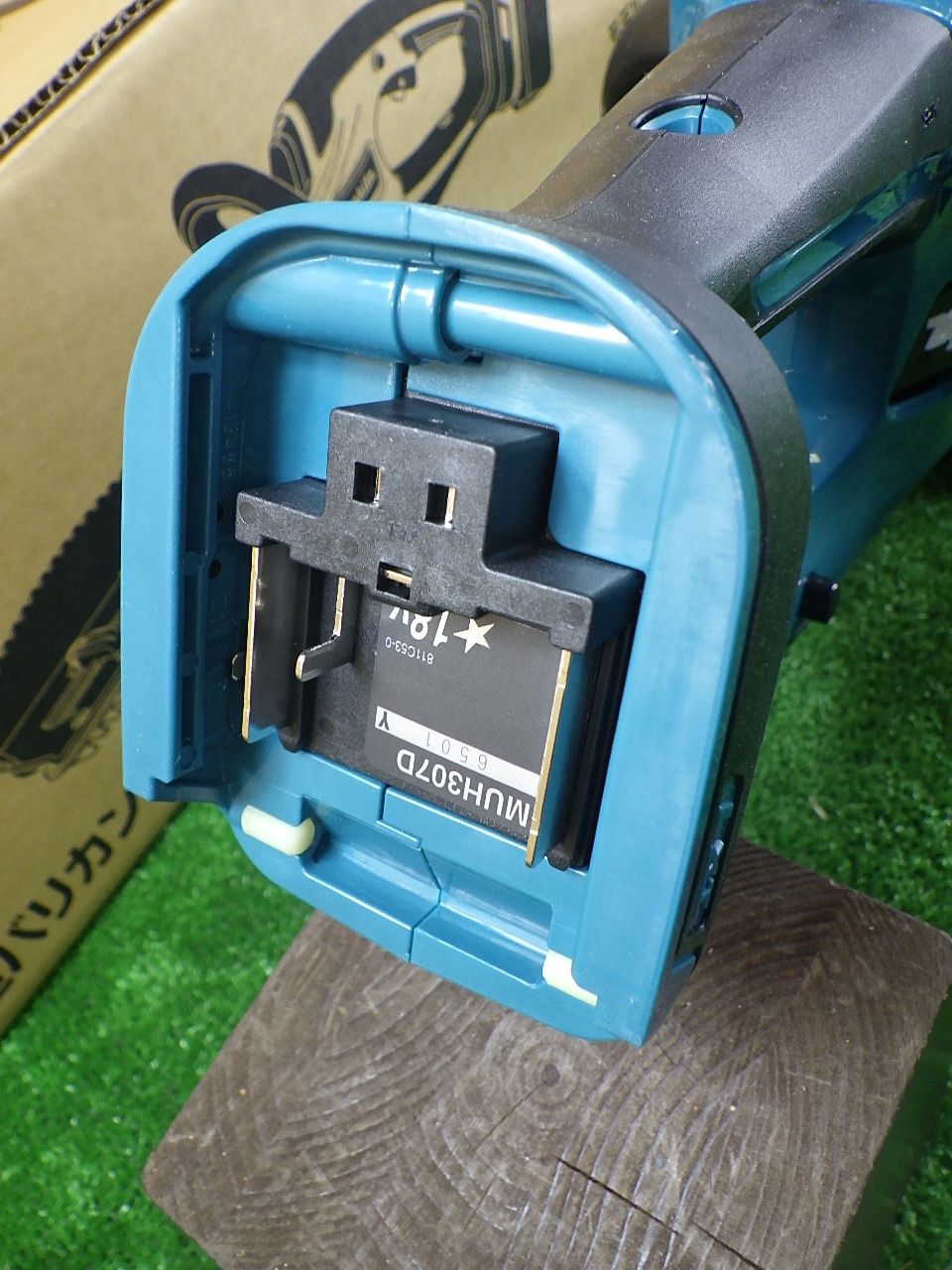 お庭の剪定に! 未使用品 マキタ 300ミリ充電式生垣バリカン お庭の剪定に! 未使用品 マキタ 300ミリ充電式生垣バリカン